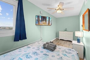 Desk, iron/ironing board, WiFi, bed sheets - Oceanfront Condo With Pool - Steps To The Beach (Ocean City)