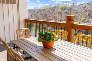 Outdoor dining - Pet-Friendly Branson Condo Sleeps 6~ Walk to Landing, Pools, Resort & Gym access (Branson)