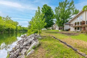 Property grounds - Pet-Friendly Branson Condo Sleeps 6~ Walk to Landing, Pools, Resort & Gym access (Branson)