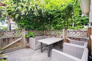Outdoor dining - Modern 3BR Lane House Vancouver (Vancouver)