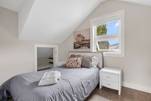 Iron/ironing board, travel cot, WiFi, bed sheets - Modern 3BR Lane House Vancouver (Vancouver)