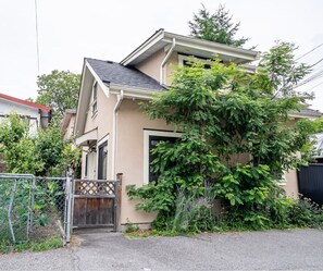 Exterior - Modern 3BR Lane House Vancouver (Vancouver)