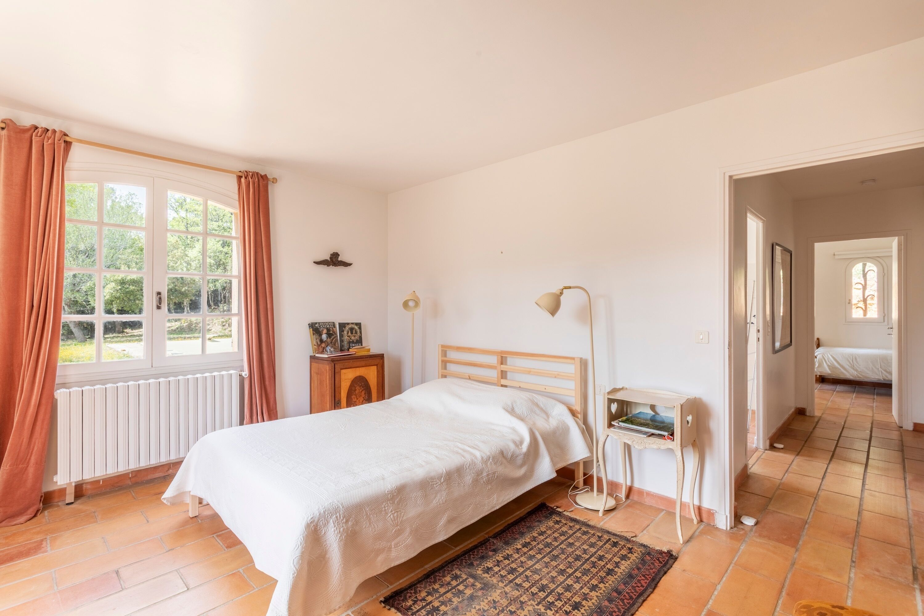 Iron/ironing board, bed sheets