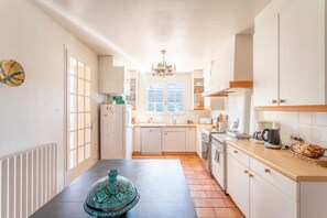 Fridge, microwave, oven, dishwasher - La Petite Caïre - Belle maison avec grand jardin (Plan-d'Aups-Sainte-Baume)