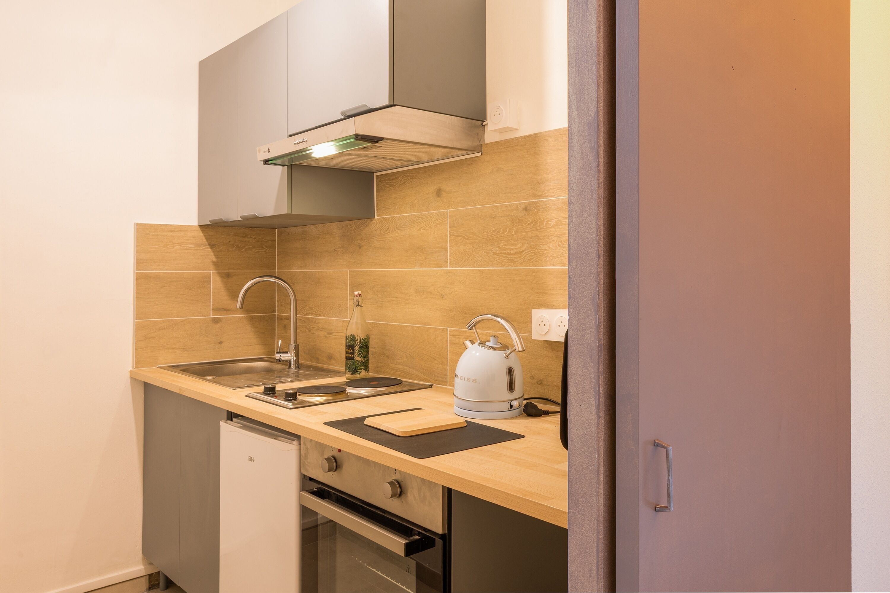 Fridge, oven, cookware/dishes/utensils, dining tables
