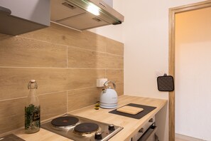 Fridge, oven, cookware/dishes/utensils, dining tables - Casa Pietranera - Studio avec balcon proche plage (San-Martino-di-Lota)
