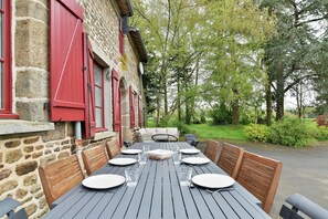 Outdoor dining - L'Etang Guillaume - Avec Jacuzzi, jardin de 5000m2 (Poilley)