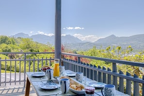 Outdoor dining - Les Balcons du Sillon Alpin - Maison avec piscine (Voglans)