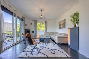 TV, DVD player - Les Balcons du Sillon Alpin - Maison avec piscine (Voglans)