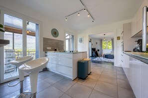Fridge, microwave, oven, dishwasher - Les Balcons du Sillon Alpin - Maison avec piscine (Voglans)
