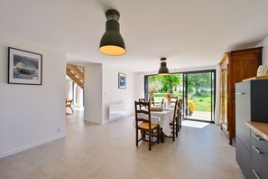 Dining - Les Agapanthes - 1000 m² de jardin (Tréal)