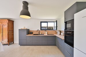Fridge, microwave, oven, dishwasher - Les Agapanthes - 1000 m² de jardin (Tréal)
