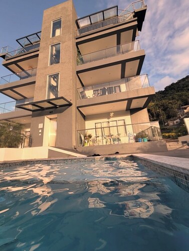 Luxurious 1-bed Condo near Beach (With Pool)