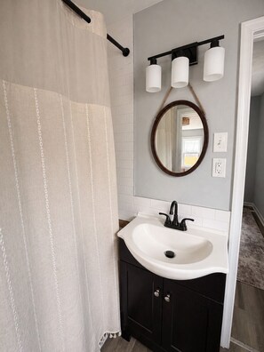 Secadora de cabello, toallas, jabón, papel de baño 
