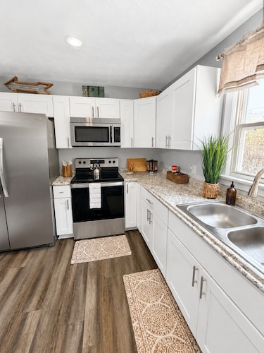 Spacious Portsmouth Getaway w/Game Room