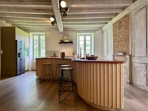 Private kitchen - Large house with swimming pool and green park (Sainte-Colombe-de-Villeneuve)