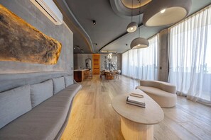 TV, offices - Oceanfront 3BR Luxury Maiim Tankah w/Pool & Gym (Tulum)