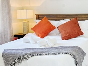 6 quartos, acesso à internet, roupa de cama