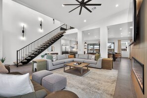 Living area - Luxury 7 bedroom home with private pool & pickleball (Hurricane)