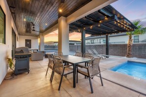 Outdoor dining - Luxury 7 bedroom home with private pool & pickleball (Hurricane)
