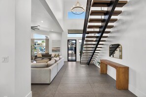Ein modernes Interieur mit Treppe, einer Couch und einer Bank.