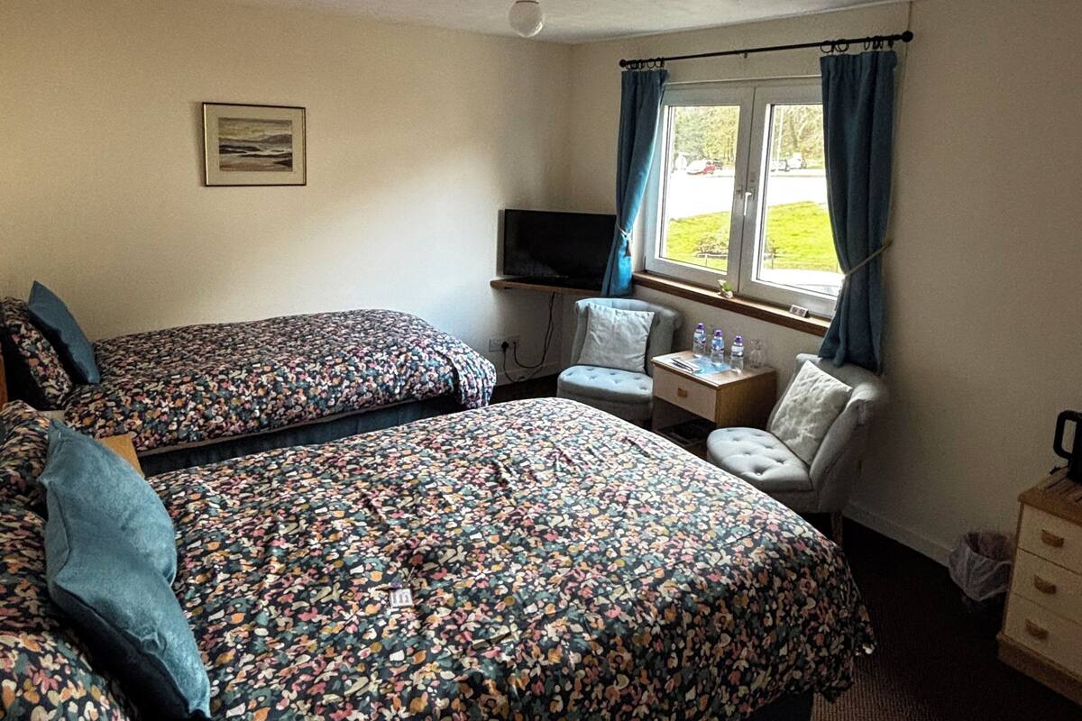 Kolmen hengen comfort-huone, 1 makuuhuone, näköala puutarhaan | Kannettavalle tietokoneelle sopiva työtila, silitysrauta/-lauta
