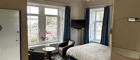 Kahden hengen deluxe-huone, näköala lahdelle | Kannettavalle tietokoneelle sopiva työtila, silitysrauta/-lauta