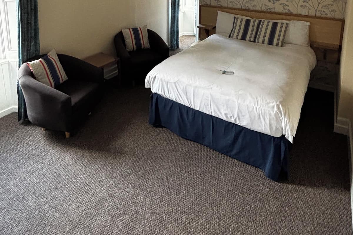 Laptop workspace, iron/ironing board, free WiFi, bed sheets