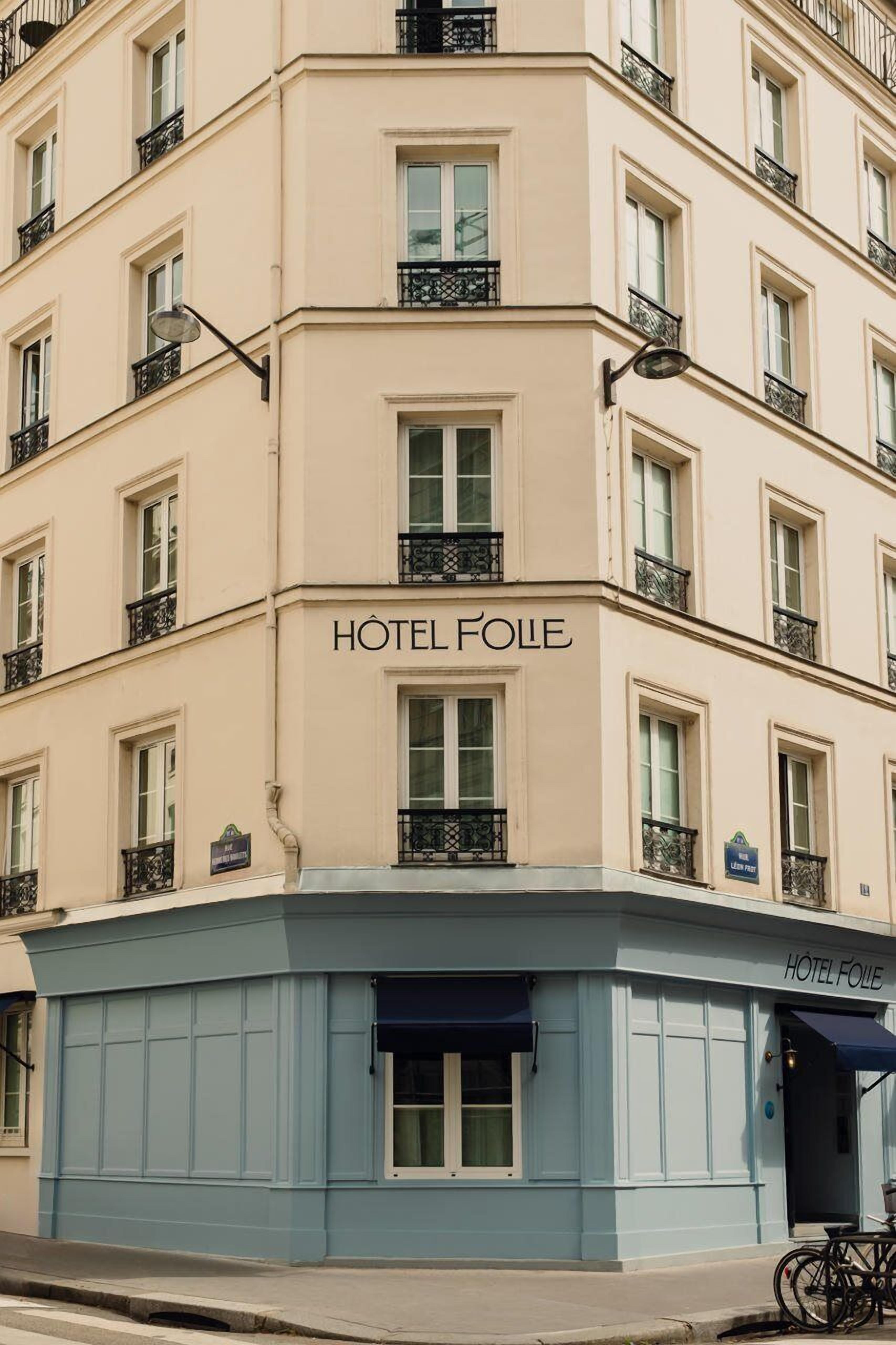 A multi-story building with the sign 'HOTEL FOLLE' indicating it is a hotel.