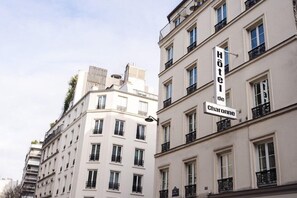 Un immeuble d’hôtel sur lequel on peut lire l’inscription « Hôtel de Charonne ».