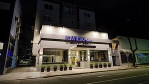 A building with a sign reading 'SLAVIERO stim' at night. - Slim Joinville By Slaviero Hoteis (Joinville)