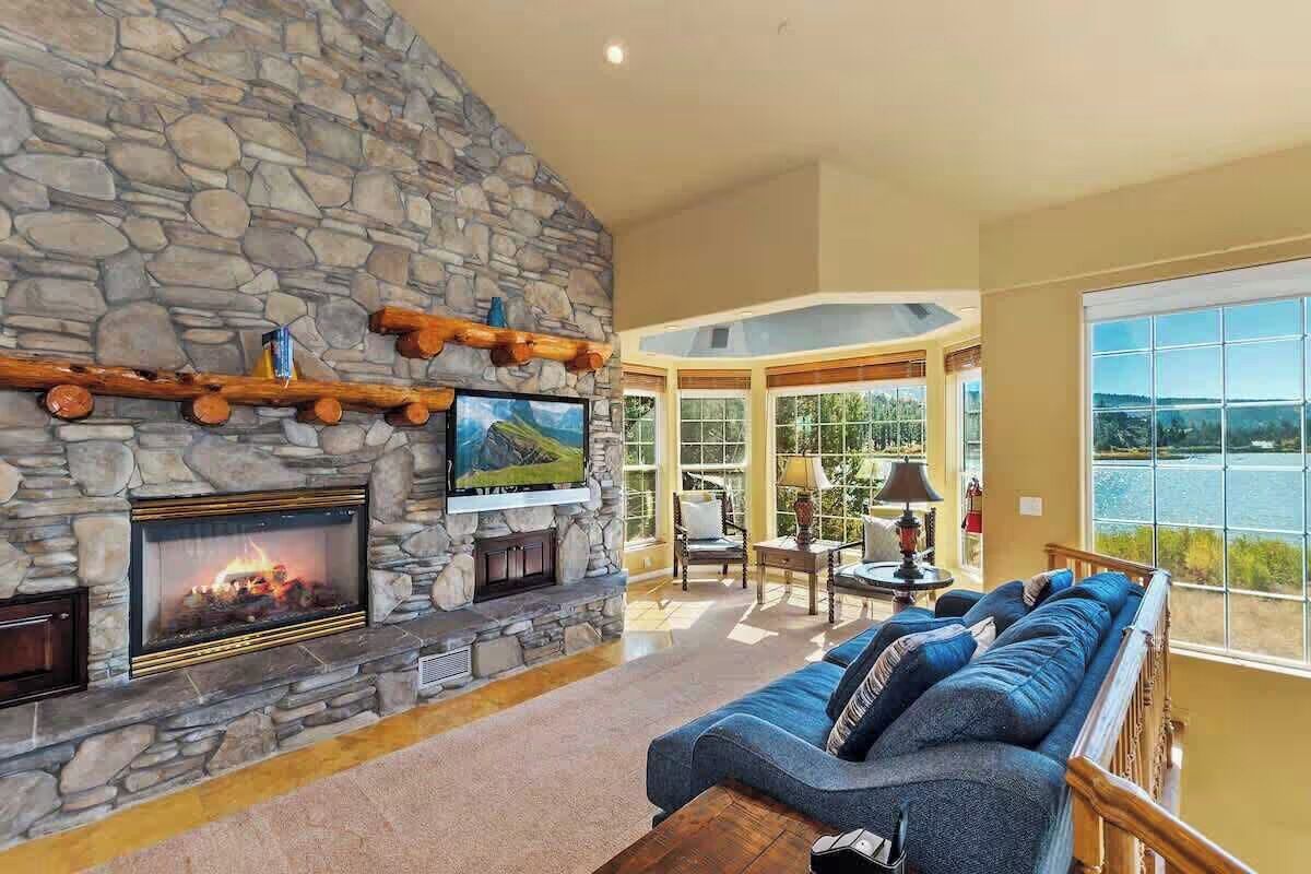 TV, fireplace