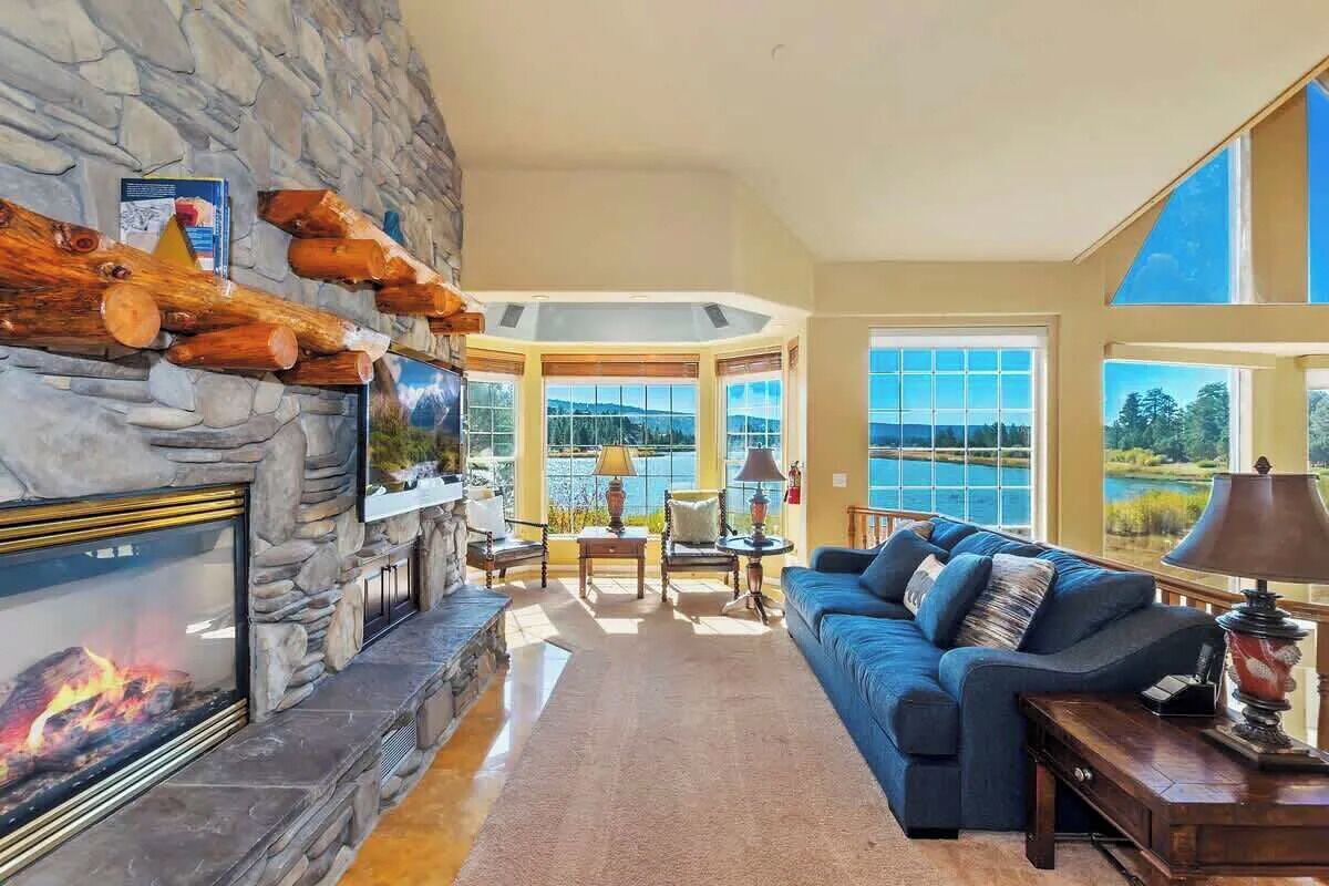 Big Bear Lakefront Luxury Home W/ Spa & Views - Big Bear Lake, CA