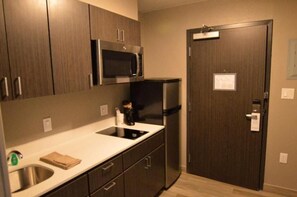 Private kitchen - Best Western Plus Pasadena Inn & Suites (Pasadena)