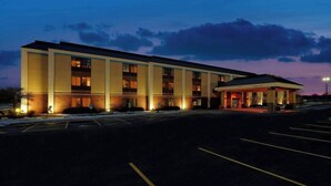 A multi-story hotel with a flat roof, a covered entrance, and a parking lot. - Chicago Elgin / I-90, IL (Elgin)