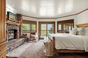 Free WiFi, bed sheets - Big Bear Cabin w/ Hot Tub & Views (Big Bear Lake)