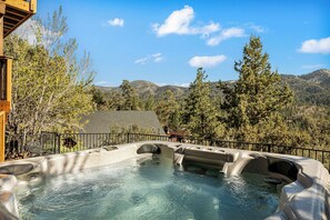 Outdoor spa tub - Big Bear Cabin w/ Hot Tub & Views (Big Bear Lake)
