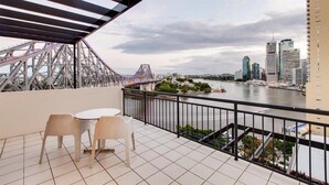 A balcony with a view of a river, a bridge, and city buildings. - Oakwood Hotel and Apartments Brisbane (Brisbane)