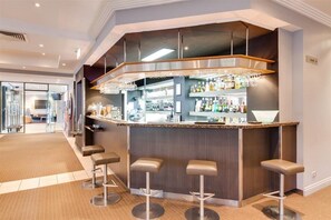 Bar (trong khuôn viên)