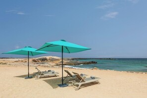 A beach with two turquoise umbrellas and lounge chairs. - Ahg Marine Club Beach Resort (Boa Vista)