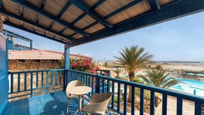 A balcony with a view of a beach and a pool. - Ahg Marine Club Beach Resort (Boa Vista)