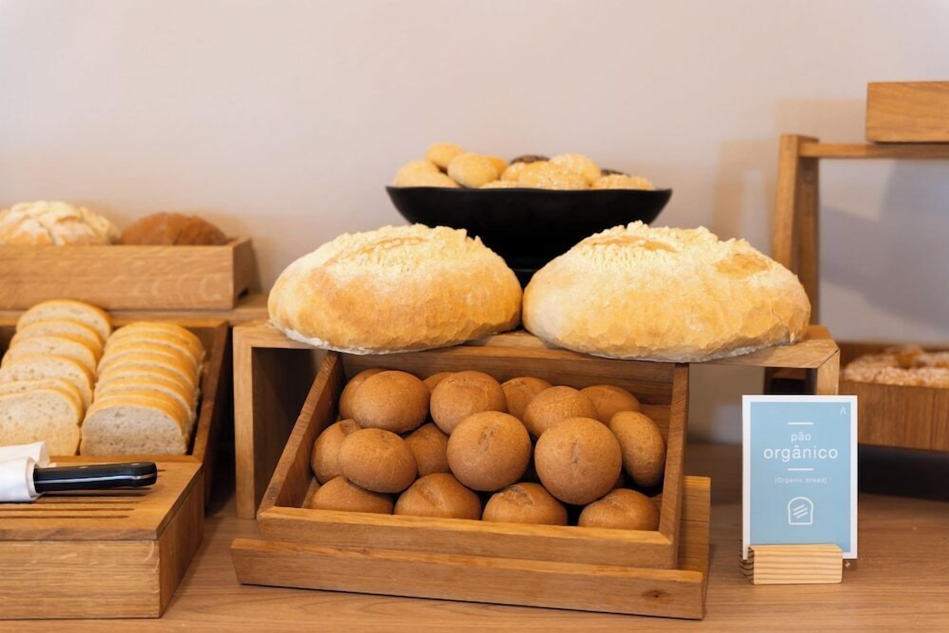 Diverse broden en gebakjes gepresenteerd in houten bakken.