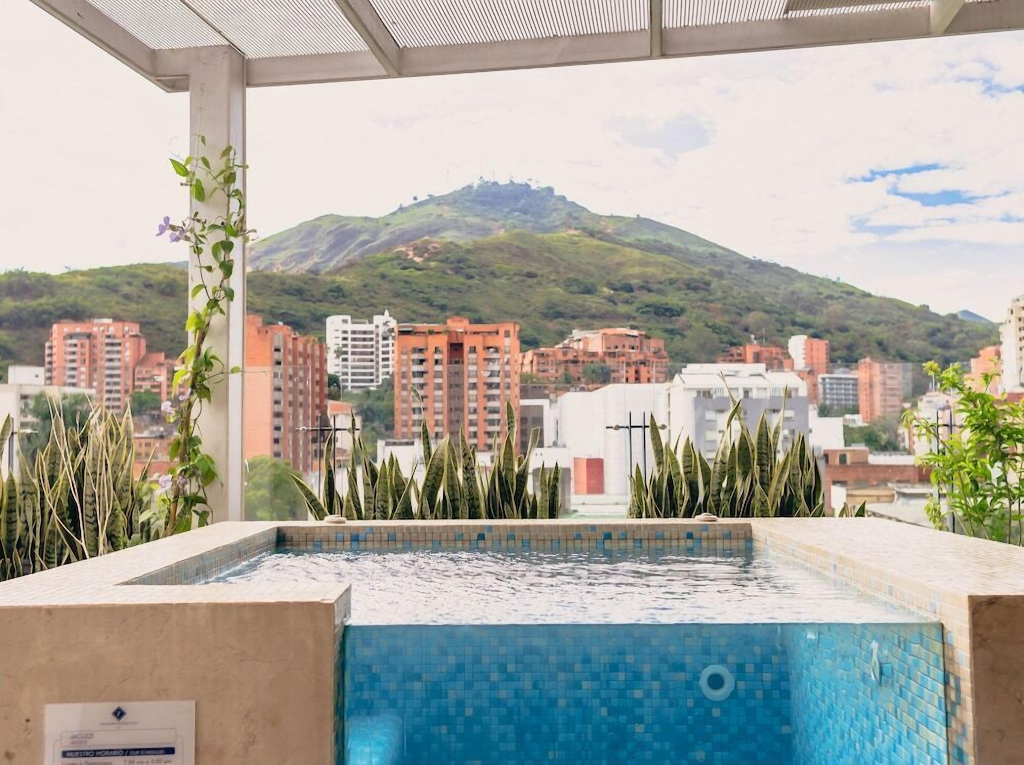 Una piscina al aire libre