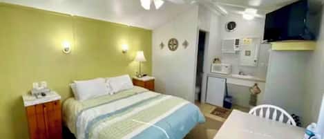 Tabla de planchar con plancha, wifi y ropa de cama