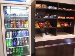 Máquina automática com diversas bebidas e lanches.