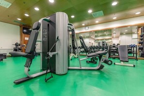 A gym with exercise machines, weight racks, and a mirrored wall. - Hotel Jezero - Plitvice Lakes National Park (Plitvicka Jezera)