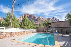 Outdoor pool - Zion Pioneer Lodge (Springdale)