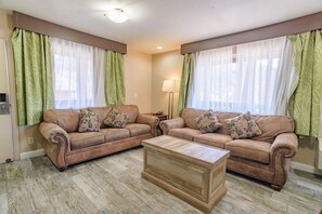 Living area - Zion Pioneer Lodge (Springdale)
