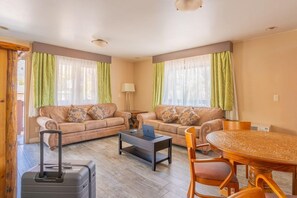 Living area - Zion Pioneer Lodge (Springdale)