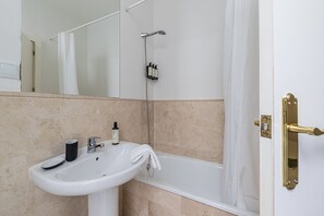 Shower, hair dryer, towels - Waou Seville Center IX (Seville)